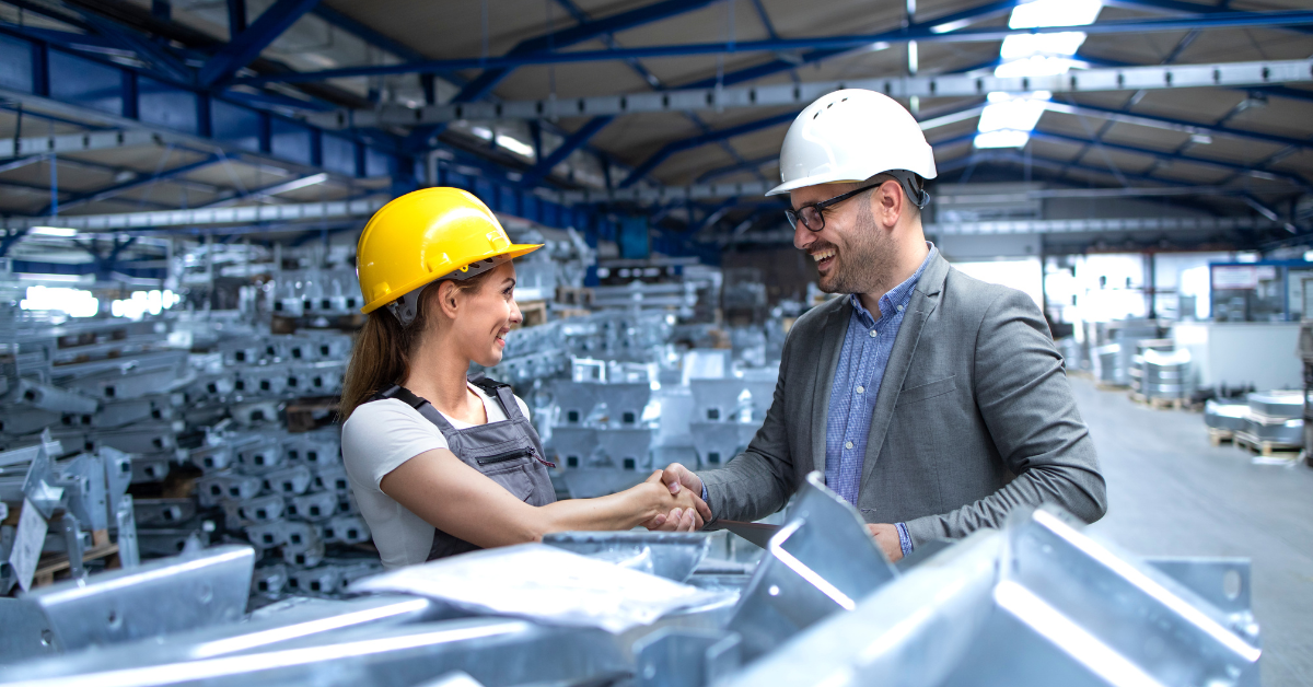 Tecnico e commerciale che si stringono la mano settore manifatturiero